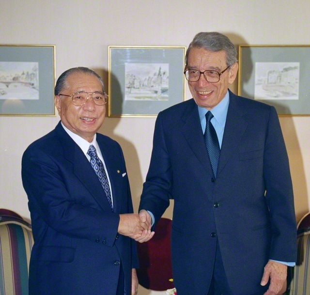 池田先生とガリ国連事務総長（当時）の3度目の会見（1996年4月、都内で）。後に先生はガリ氏に語っている。「（ガリ）博士は、繰り返し『教育』の重要性を強調されている。私も同じ信念です。政治も、経済も、平和も、『第一に教育』『第二に教育』『第三に教育』です。いかなる分野であれ、教育に最大の力を注がなければならない」