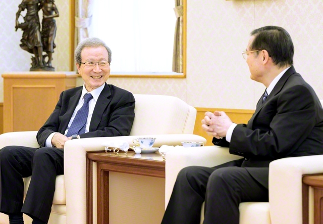 中日友好協会の程永華常務副会長㊧と池田主任副会長が和やかに（学会本部第2別館で）