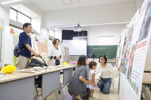 自然体験の重要性を伝える創大の「森のようちえん・自然保育研究会」。来場者から「分かりやすく勉強になりました」と声が寄せられた