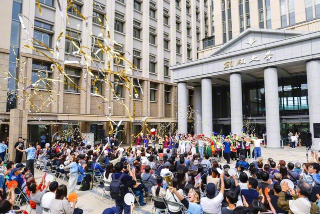 創大中央教育棟前で行われた創大祭のオープニングセレモニー