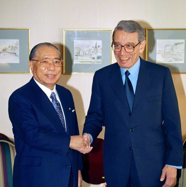 池田先生とガリ国連事務総長(当時)の3度目の会見(1996年4月、都内で)。後に先生はガリ氏に語っている。「(ガリ)博士は、繰り返し『教育』の重要性を強調されている。私も同じ信念です。政治も、経済も、平和も、『第一に教育』『第二に教育』『第三に教育』です。いかなる分野であれ、教育に最大の力を注がなければならない」
