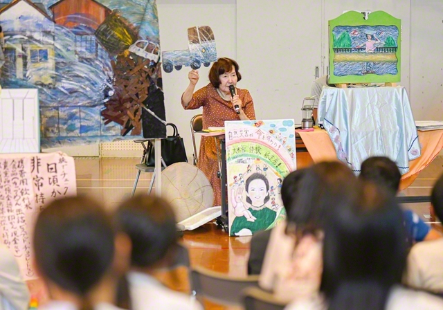 「命は宝物です」――久保さんの力強い声が響きわたる体育館。児童たちは真剣に耳を傾けていた