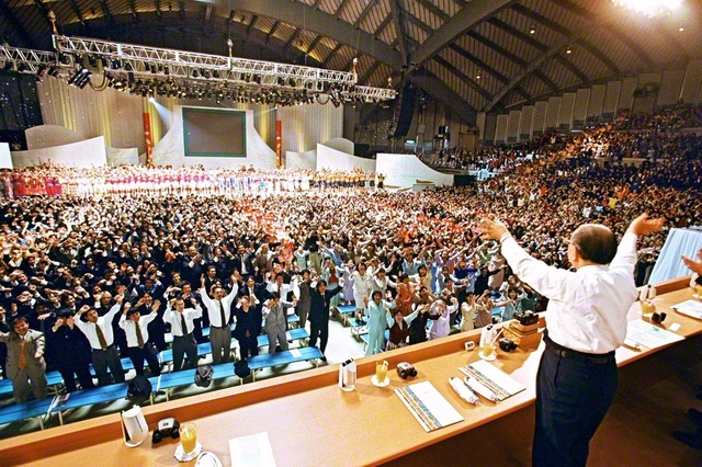 世界青年平和大文化総会で、池田先生が沖縄の友と一緒に喜びの舞を（2000年2月5日）