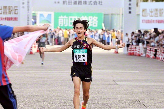 3位で歓喜のゴールに飛び込むアンカーの野沢選手。「みんなの顔が見えたので、最後の力を振り絞りました」。選手、マネジャー、スタッフが一丸となって戦い、見事に目標を達成した（出雲ドーム前で）