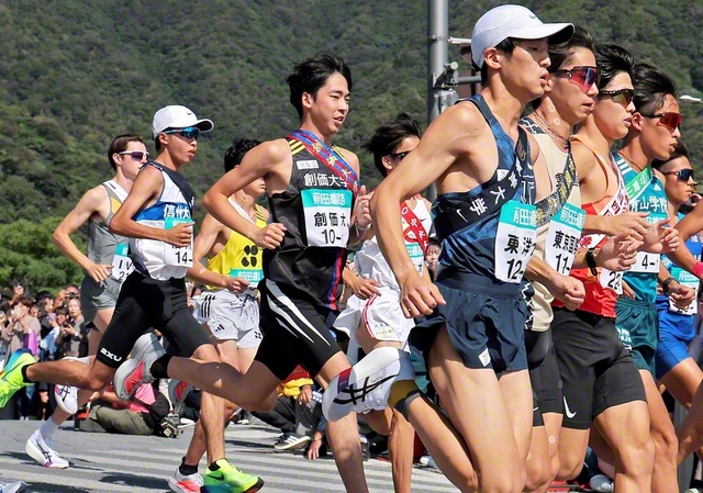 22チームが一斉に駆け出し、45・1キロのタスキリレーが始まった（出雲大社正面鳥居前で）