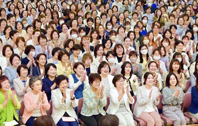 清新な決意にあふれた関西女性部の幸福拡大大会（大阪市の関西池田記念会館で）