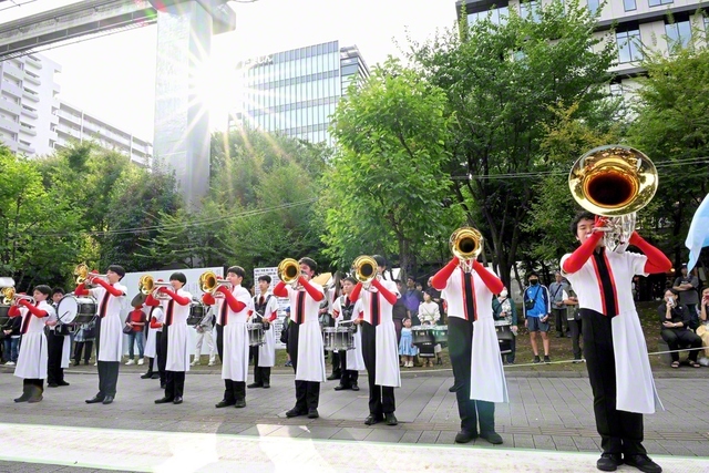 希望の調べで聴衆を魅了した創価ルネサンスバンガード・ジュニア（12日、東京・立川市内で）