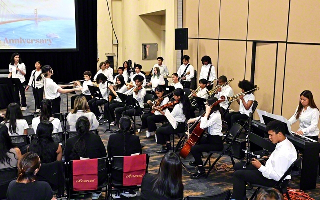 青年部の「イケダ・ユース・アンサンブル」の演奏で、学会歌「誓いの青年よ」を歌った（オークランド市内で）