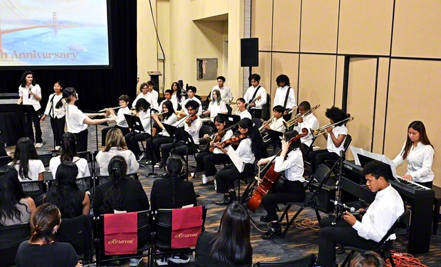 青年部の「イケダ・ユース・アンサンブル」の演奏で、学会歌「誓いの青年よ」を歌った（オークランド市内で）