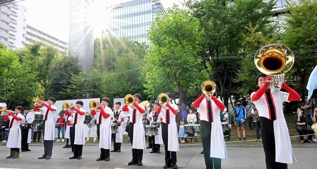 希望の調べで聴衆を魅了した創価ルネサンスバンガード・ジュニア（12日、東京・立川市内で）