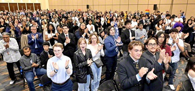 アメリカSGIの世界広布65周年記念総会。北カリフォルニアの同志の代表が参加し、前進の決意を新たにした（オークランド市内で）