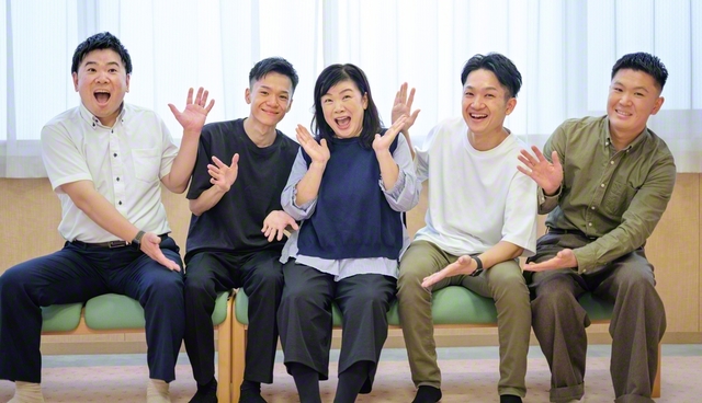 笹﨑さんは「勝つしかない」の心意気でここまで歩んできた（左から長男・陽平さん、四男・暁平さん、笹﨑さん、次男・輝平さん、三男・優平さん）