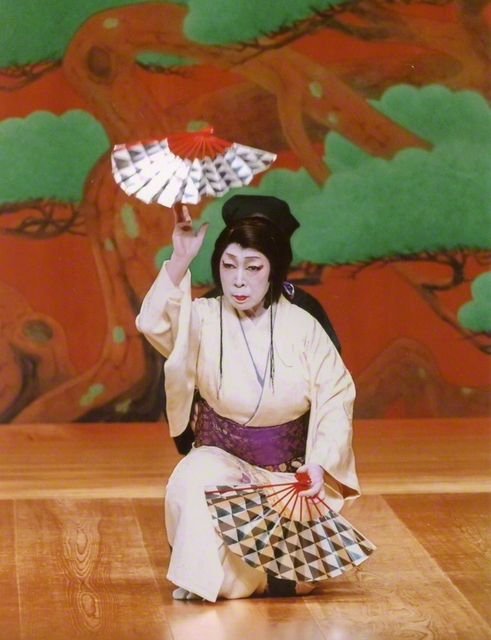 地唄舞「古道成寺」を舞う出雲蓉さん＝本人提供