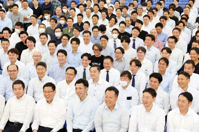誓いを新たにした東京男子部の友（豊島文化会館で）
