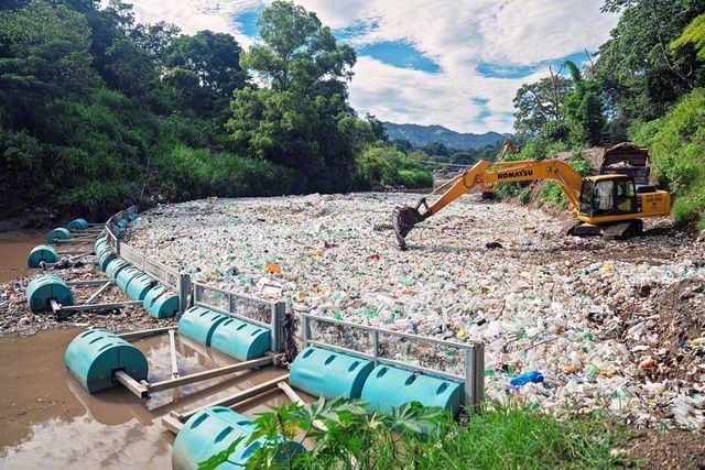 グアテマラのラス・バカス川で、プラごみをせき止めて回収する様子