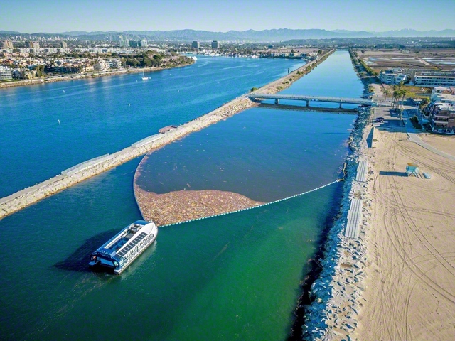 アメリカ・ロサンゼルス郡で、川の流れと太陽光エネルギーを利用してプラごみを回収する様子