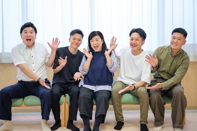 笹﨑さんは「勝つしかない」の心意気でここまで歩んできた（左から長男・陽平さん、四男・暁平さん、笹﨑さん、次男・輝平さん、三男・優平さん）