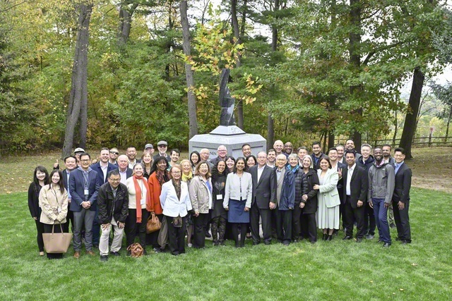 「ナイアガラ平和の碑」設置記念式典の参加者が記念のカメラに（13日、クイーンストンで）