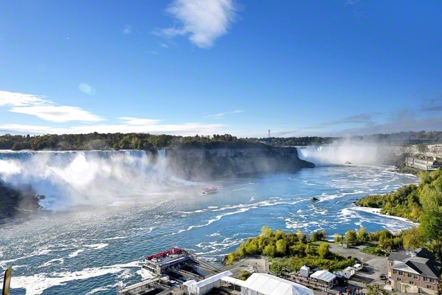 「ナイアガラの滝」と総称される、右の「カナダ滝」と左の「アメリカ滝」。年間約1400万人の観光客が訪れる