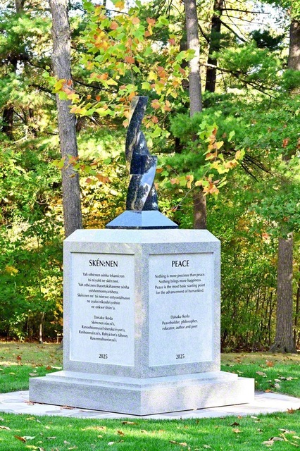 カナダのナイアガラ・パークスに設置された、池田先生の言葉を刻んだ「ナイアガラ平和の碑」