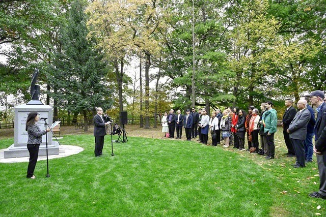 谷川SGI理事長とカナダSGIの代表が出席して行われた記念式典（13日、クイーンストンで）