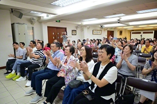 求道の心に満ちた多宝会の友（マカオ文化会館で）