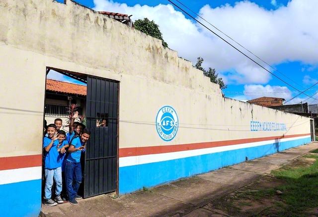 州立アカッシオ・フェリシオ・ソブラル校に到着