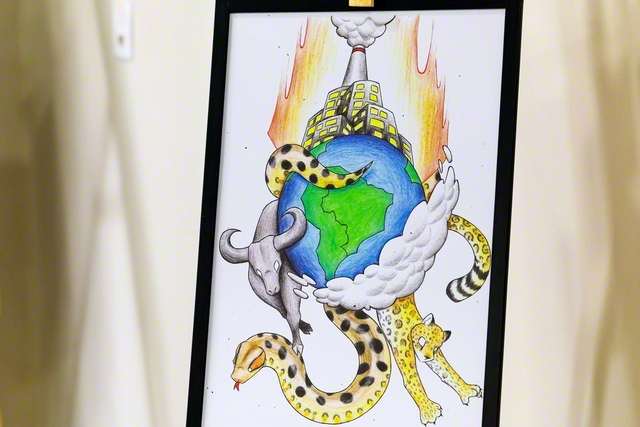 子どもが描いた環境ポスター。気温上昇で“燃える”地球から動物たちが逃げ出す