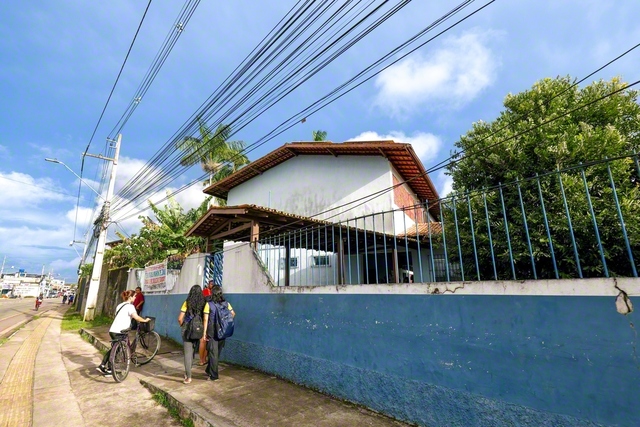 市立マリア・エロイーザ・デ・カストロ校の周辺で