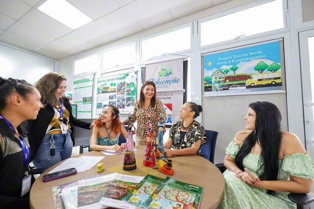 ヴェラさん（中央）がパラー州教育局の同僚と、教育を巡って語り合う。同州では義務教育課程に「環境教育」を導入。ベレン市は独自に教員研修や地域での植樹プロジェクトなども実施している