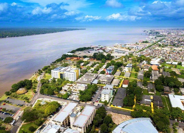 アマゾン河口の街・ベレン市の上空から。同市では来月10日から21日まで気候変動対策の国連会議「COP（コップ）30」が開催される