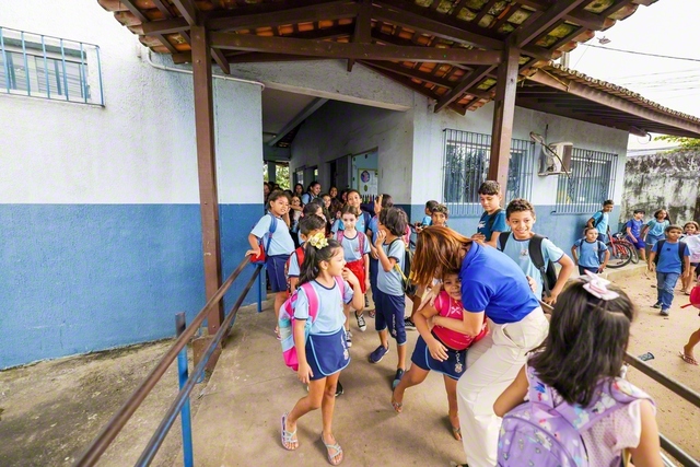 下校時。オジラさんが児童を一人一人、ハグして見送る