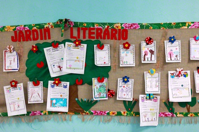 教室の壁には「読書の庭」と題したスペースがある。児童たちが、自ら読んだ本の中で感動した場面などをイラストにして紹介している