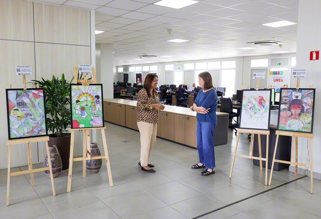 教育局で語らうヴェラさん㊧