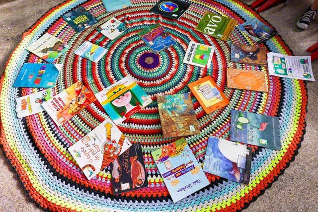 表紙が見やすく「誰でも」「どれでも」「自由に」本を選びやすい。円形の配置によって自然に子ども同士の視線が交わり、「見て見て！」といった対話も生まれる