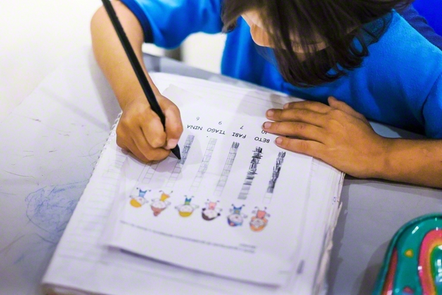 ペンを手にノートに向かって