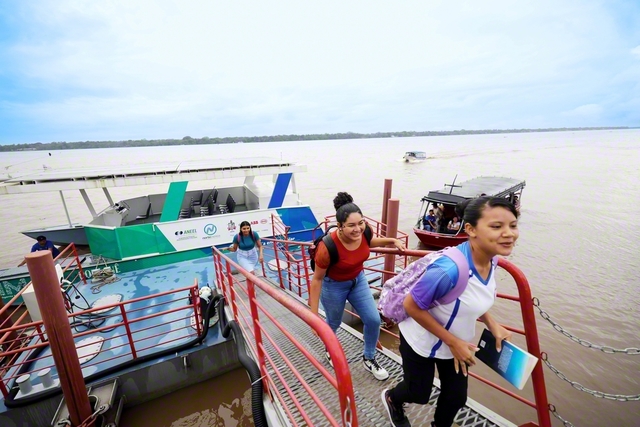 アマゾンの支流を船で渡って登校する学生