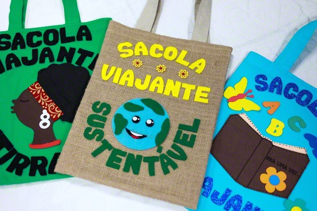 オジラさんの提案で生まれた手作りのエコバッグ。「持続可能な環境」「本の楽しさ」「先住民の尊重」などをイメージさせる絵があしらわれていて、本のテーマに近いものを選べるように工夫されている
