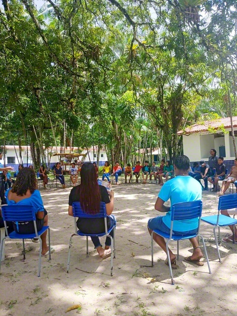 アマゾンの湿地帯にある学校で開かれた“青空教室”