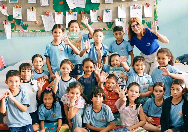 オジラ・モンテイロさん（最後列右端）が大好きな子どもたちと共に