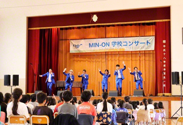 千葉の印西市立大森小学校では、アカペラグループ「INSPi」が人気アニメソングやポップスを披露