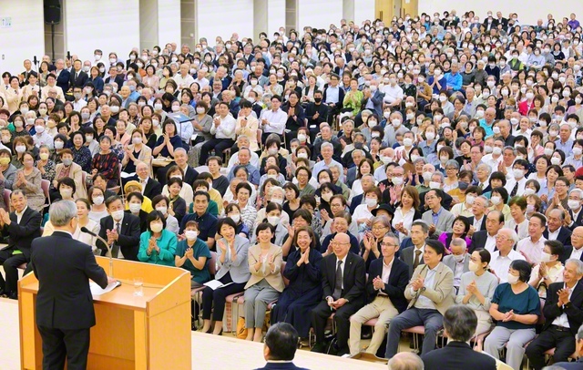 “愛する団地を幸福の楽土に”と誓う幸福城部の友。音楽隊・しなの合唱団が部歌「輝け『幸福の城』」などを披露した（東京戸田記念講堂で）
