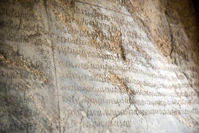 インド・ブバネーシュワル近郊のダウリに立つ巨大な岩面には、アショーカ王の法勅が文字で刻まれている