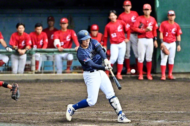 八回裏、ソロ本塁打を放つ5番・山田琉衣（3年）