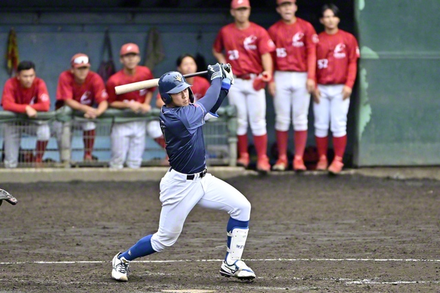 今秋のプロ野球ドラフト会議で複数球団からの1位指名が期待される主将の立石。四回裏、右前打で逆転の口火を切った