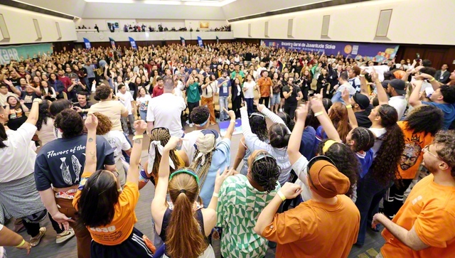 ブラジル広布の新たな船出を！　若き熱と力が結集した青年部の創価ユース記念大会（ブラジルSGI平和講堂で。撮影協力＝ブラジル・セイキョウ）