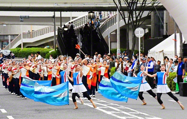 躍動感あふれる姿で聴衆を魅了した関西富士鼓笛隊(19日、大阪・堺市内で)