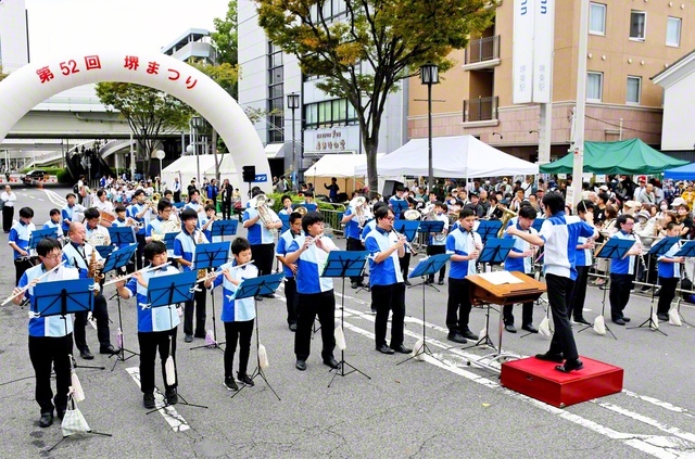 第2大阪音楽隊が「堺まつり」で熱演(19日、大阪・堺市内で)