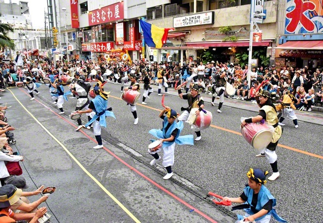 創価沖縄かりゆし太鼓と同ジュニアの合同チームが躍動の演舞を(19日、那覇市内で)