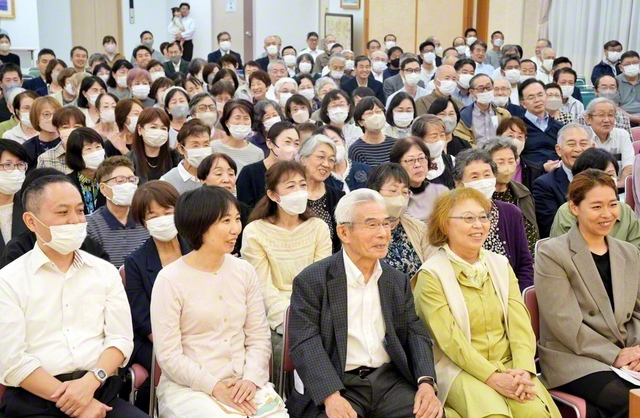 秋川総区の総会。愛唱歌「共戦の旅」「希望の大空」を皆で歌った（19日、秋川平和会館で）